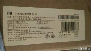 小米筆記本？看樣子面板是鋁模具